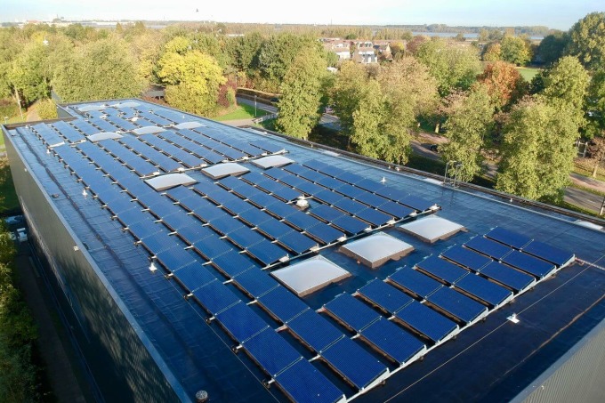 Een dak vol zonnepanelen voor RoosRos Architecten