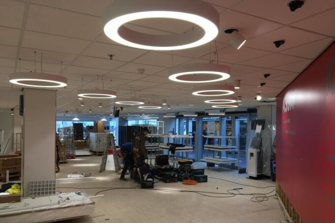Onze verlichting installateurs bezig met het installeren van led-verlichting voor Hema filiaal in Spijkenisse